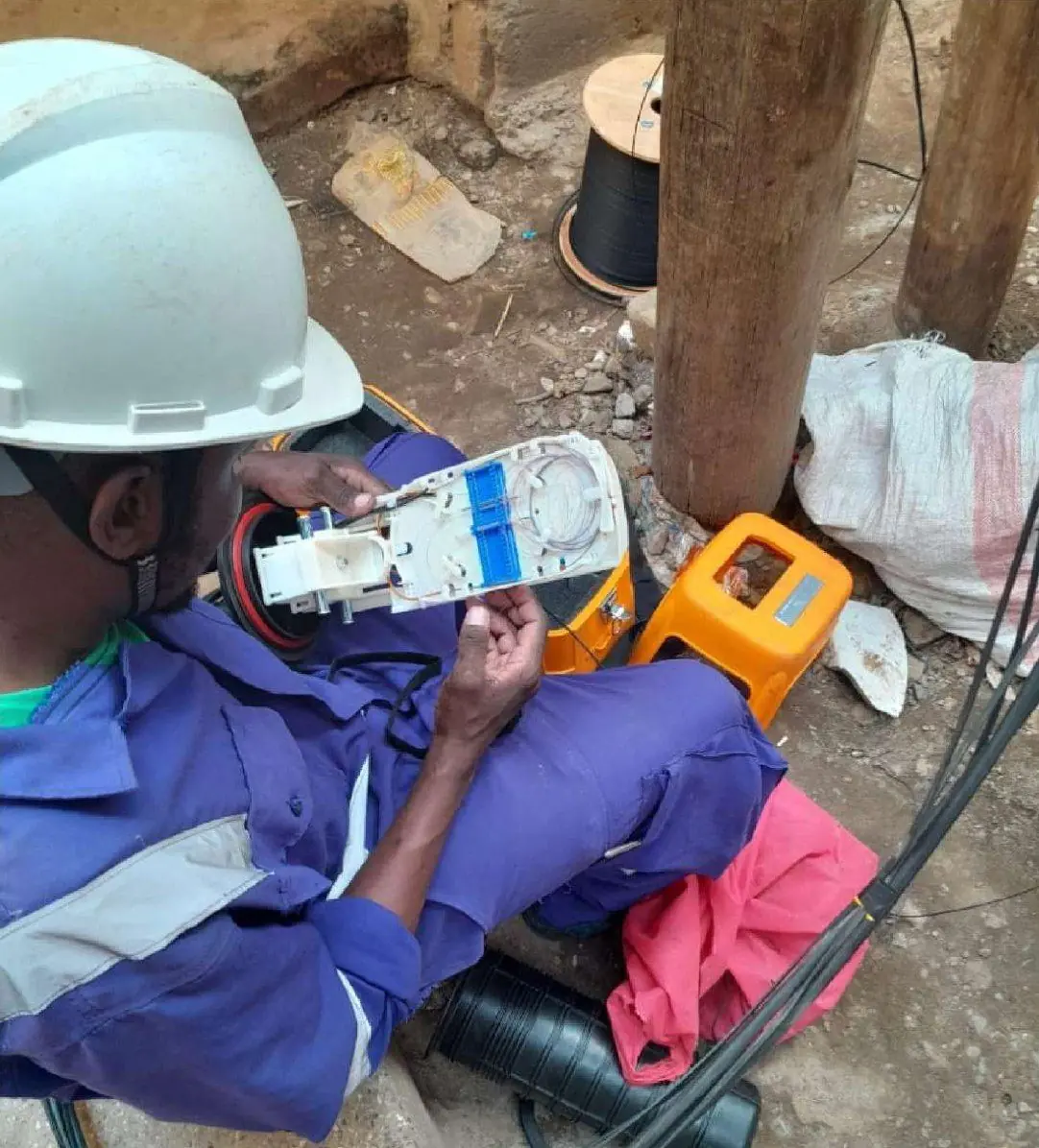 A konnekt technician splicing fibre in a joint closure