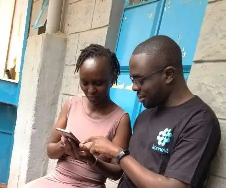 A konnekt agent helps a customer set up her phone